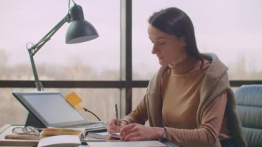 Üzerine fırça ile siyah mürekkep kullanarak yazı tipi Tasarımcısı veya ev Studio proje üzerinde yaratıcı sanatçı serbest meslek sahibi tarafından yazıldığından kelime hat ile beyaz kağıt tuval büyük sayfada göster