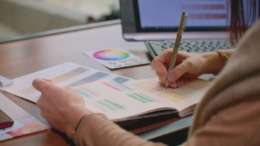 Üzerine fırça ile siyah mürekkep kullanarak yazı tipi Tasarımcısı veya ev Studio proje üzerinde yaratıcı sanatçı serbest meslek sahibi tarafından yazıldığından kelime hat ile beyaz kağıt tuval büyük sayfada göster