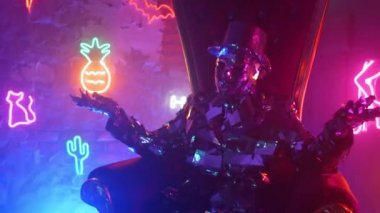 Çelik metal takım elbiseli bir adam sandalyeye oturur ve kafasını neon ışıkta müziğe sallar. Kollarını açar ve dans eder.