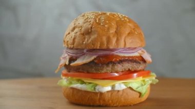 Büyük lezzetli bir hamburger, etli, köfteli, soğanlı, sebzeli, erimiş peynirli marullu..