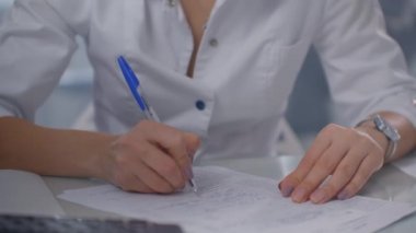 Kadın Doktor El 'in Tıbbi Reçete Yazma Kapanışı