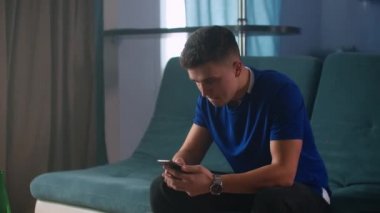 Akıllı telefonu elinde tutan heyecanlı adam internetten bahis oynayarak çok mutlu oluyor. Kazanan, cep telefonuna bakan mutlu adam mutlu bir şekilde zaferi kutluyor..