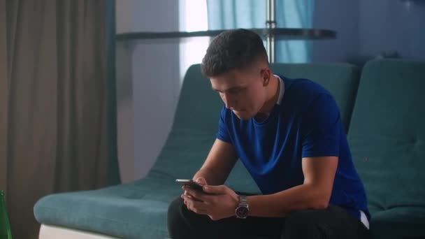 Entusiasmado homem ganhador segurando usando smartphone sentindo-se muito feliz com celular aposta online lance jogo vitória, cara feliz eufórico olhando para o telefone celular celebrar boas notícias vitória sucesso . — Vídeo de Stock