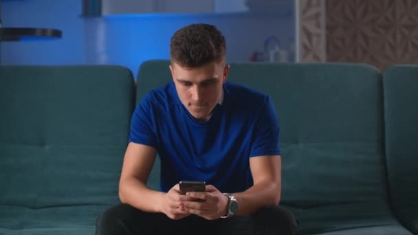 Vincitore uomo eccitato in possesso utilizzando smartphone sensazione di gioia con mobile scommessa online gioco d'azzardo vittoria, felice ragazzo euforico guardando il telefono cellulare celebrare il successo buona notizia vittoria . — Video Stock