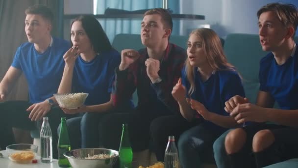 Slow motion weergave van diverse mannen en vrouw met bier en popcorn gemorst juichen voor winnaar team tijdens het kijken naar sport spel. — Stockvideo