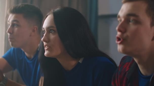 Gros plan heureux multiethnique jeunes amis aiment regarder le sport ensemble, célébrer la victoire à la maison. Concept de divertissement .