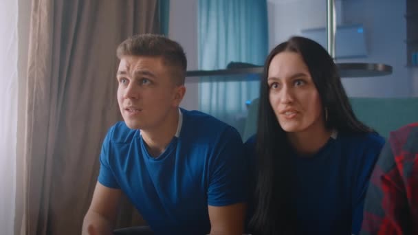 Los fans en casa sentados en el sofá viendo la televisión están preocupados gritando y felices celebrando la victoria. Pico de emociones y alegría por ganar el euro. Copa del Mundo, Juegos Olímpicos — Vídeo de stock