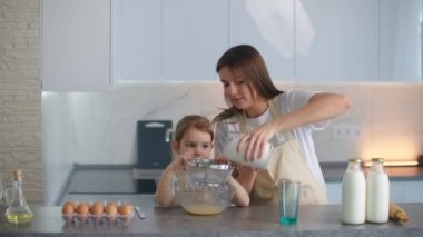 Annem turta yapmak için bir kaseye un serpiyor..