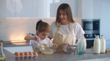 Anne ve kızı ekmek ya da aile pastası için birlikte para çalıyorlar. Annem sırlarını kızıyla paylaşıyor. Ona yemek yapmayı öğretiyor. Kız annesini besliyor ve yemek yapmayı öğreniyor.
