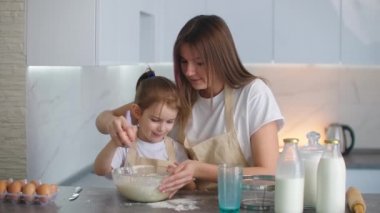 Kız, küçük pizzacılarında pizza hamuru pişirmeyi annesinden öğreniyor. Küçük işletme.