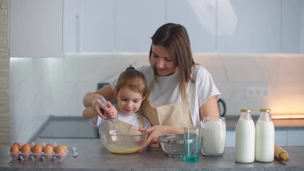Kochający szczęśliwy mama nauczania słodkie dziecko córka nauka ugniatania ciasta z wałkiem pin, śmieszne dziecko dziewczyna pomaga matka przygotowanie ciasteczka gotowanie ciasta gry w nowoczesnej kuchni w domu — Wideo stockowe