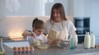 Anne ve kızı ekmek ya da aile pastası için birlikte para çalıyorlar. Annem sırlarını kızıyla paylaşıyor. Ona yemek yapmayı öğretiyor. Kız annesini besliyor ve yemek yapmayı öğreniyor.