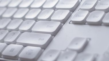 İnsan parmağı beyaz bir klavyede giriş tuşuna defalarca basıyor. Düğmeyi Girin.