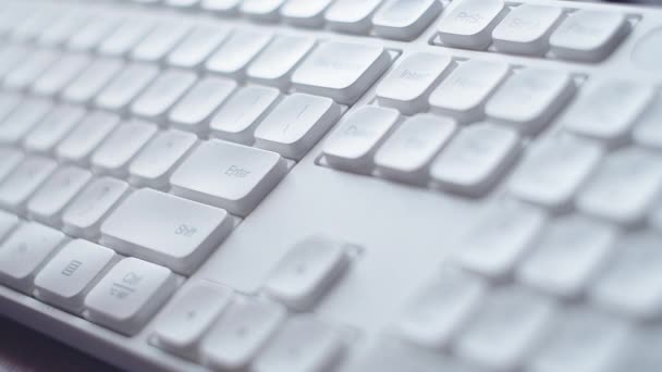 Людський палець повторно натискає клавішу введення на білу клавіатуру. Вхід до Баттона. — стокове відео