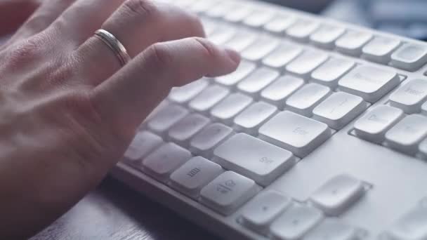 Geschäftsmann tippt auf Laptop-Tastatur Business 4K Hands touch tippen zeigt Cloud-Daten Social Network Medien, Geschäftsfrau arbeitet auf Tablet-Computer, Extreme Nahaufnahme menschliche Hände auf der Tastatur. — Stockvideo