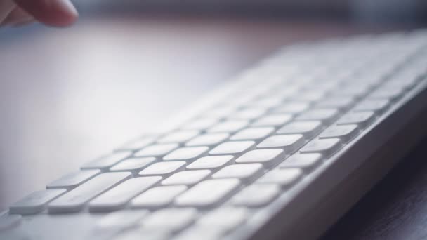 Los dedos escriben rápidamente en un teclado blanco con el primer plano de la cámara. Moviendo Macro Shot: Persona escribiendo en el teclado de la computadora terminando con presionar el botón Enter. Trabajar, Escribir Emails, Usar Internet — Vídeo de stock