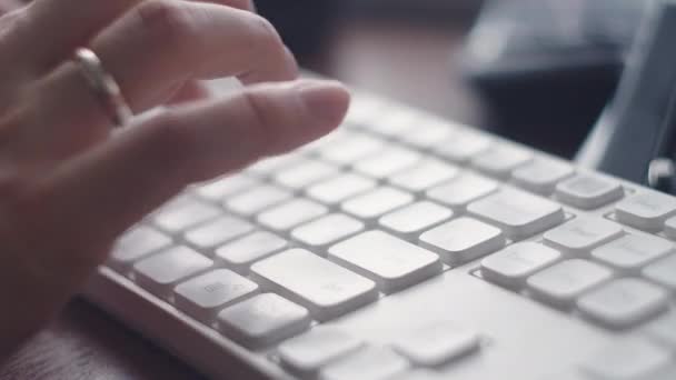 Mujer de negocios escribiendo en el teclado inalámbrico. Un joven está jugando a la computadora. Manos trabajando en el primer plano del teclado . — Vídeo de stock