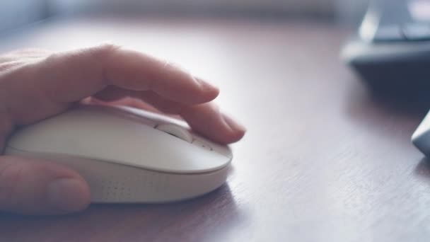 Mulheres bonitas estão usando a mesa no quarto. Rato do computador. Mão com mouse de computador.Mão de homem clicando e navegando na internet usando mouse de computador . — Vídeo de Stock