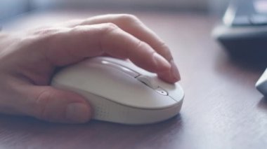 Güzel kadınlar odadaki masayı kullanıyorlar. Bilgisayar faresi. Bilgisayar faresiyle el ele. Bilgisayar faresi kullanarak internette tıklayarak sörf yapan adamın eli..