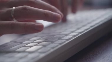 İş adamı elleri dizüstü bilgisayarda klavye işi 4K Hands dokunarak bulut veri ağı sosyal medya, tablet bilgisayarda çalışan iş kadını, klavyede insan eli aşırı yakın insan eli.