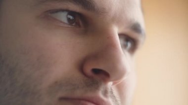 Bilgisayarda çalışan genç bir adamın gözlerini ve yüzünü kapatın..