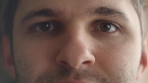 Bepaling in de ogen. Half mannelijk gezicht van dichtbij. Menselijk oog kijkend naar computerscherm, close-up op het gezicht. — Stockvideo