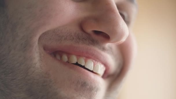 Primer plano retrato de joven bastante americano riendo feliz disfrutando de estilo de vida positivo se mueven en nuevo apartamento. Hermoso alegre joven morena hombre sonriendo y riendo mientras mira a casa . — Vídeos de Stock