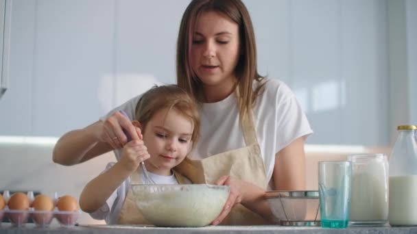 Mamá aprende a su hija a hacer tarta de Acción de Gracias. Cuarentena y aislamiento domiciliario, ocio familiar conjunto . — Vídeos de Stock