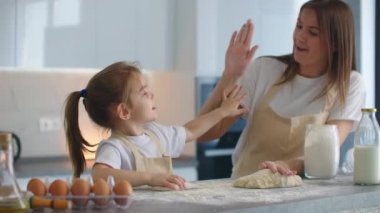 Anne ve kızı mutfakta yemek yapmayı bitirdiler ve beş soğan verdiler. Beşe bas. Ellerinde bir alkış. Mutfakta birlikte yemek pişirmek, kızını başarılı bir şekilde eğitmek.