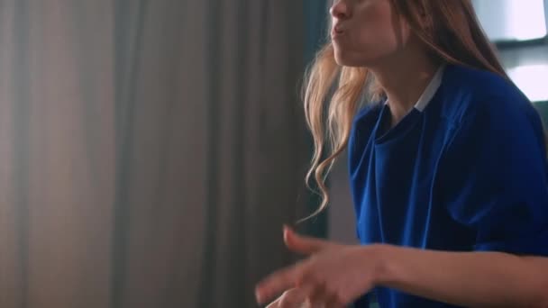 Una fan femenina con una camiseta azul mira fútbol y apoya al equipo. Copa del Mundo, Campeonato de Europa, fútbol, baloncesto, hockey. La alegría y los gritos de gol . — Vídeo de stock