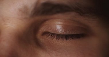 Adam başka tarafa bakıyor. İnsan Gözünün Aşırı Yakın Çekimi