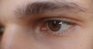 Mutlu genç adamın gözlerini kapat..