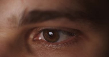 İnanılmaz erkek yeşil ve gri gözlü.