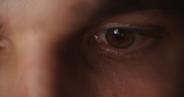 Крупним планом красиве око відкриває людську райдужну макро-природну красу — стокове відео