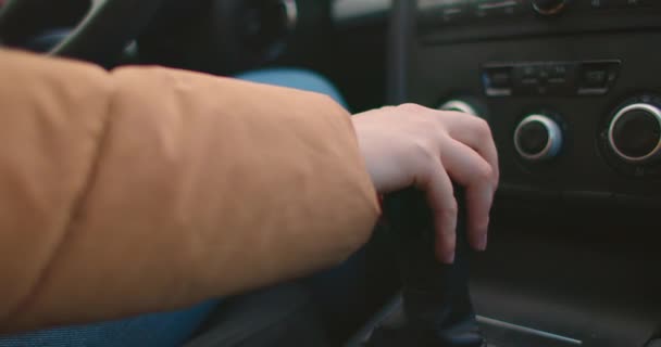 Női sofőr sebességet vált. Kéz a nő váltó sebességváltó vezetés közben autó. — Stock videók