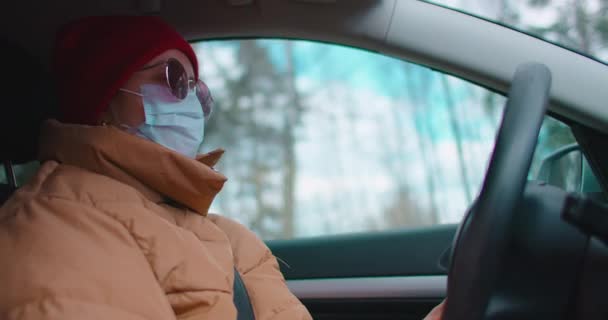 Slow-motion, zakenvrouw met medisch masker rijden auto — Stockvideo