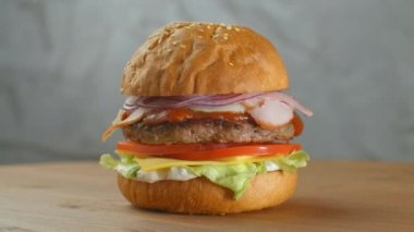 Tahta tabakta servis edilen lezzetli bir çizburger.