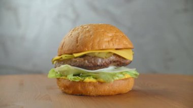 Tahta tabakta servis edilen lezzetli bir çizburger.