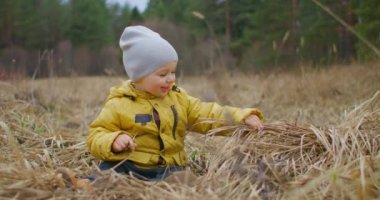 Yürüyüş Yolu 'ndaki Ormanı Keşfeden Oğul. Doğa ormanında küçük bir çocuk. Macera kavramları, çocuklar için keşifler ve yürüyüş turizmi. Yeşil doğaya karşı olumlu duyguları olan küçük tatlı bir çocuk..