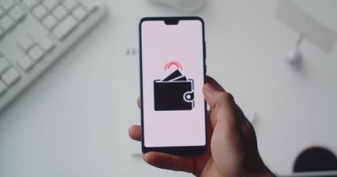 Akıllı telefondan online ödeme. İnternetten alışveriş işi. Mobil Alışveriş. Ekran cep telefonunda kredi kartı animasyonu ile çevrimiçi ödeme