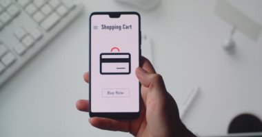 Akıllı telefondan online alışveriş kavramı satın alma düğmesine basıyor. Çevrimiçi satın alma ve ödeme karantina ve kendini izole etme modunda. Teslimat ve uzak ödeme.