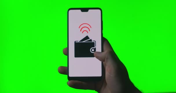 Un téléphone portable entre les mains d'une personne avec une animation à l'écran sur l'achat et le paiement en ligne. cliquez sur le bouton acheter maintenant. Envoi d'argent via Internet banking. Fond vert pour chromakey . — Video