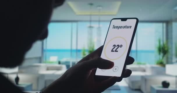스마트폰으로 스마트 홈 앱으로 집 보안을 해제하 세요. 가내 자동화 및 스마트 가정 기술을 위한 모바일 응용 - 온도 조정 — 비디오