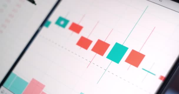 Analýza a výběr dat z grafů a tabulek na obrazovce moderní technologie obchodování a hodnocení investic. Akciový trh a hra na burze. — Stock video