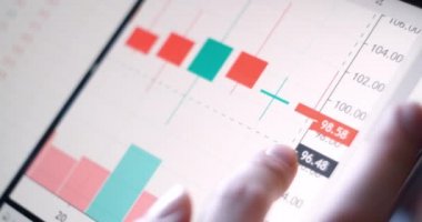 Finansal ticaret şeması dijital ekranda. Borsa Verisi ile Tüccar Adam Tablet Kullanıyor. Grafik Üzerine Ekonomi Verilerini Analiz Et