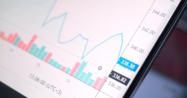 Finansal ticaret şeması dijital ekranda. Borsa Verisi ile Tüccar Adam Tablet Kullanıyor. Grafik Üzerine Ekonomi Verilerini Analiz Et.
