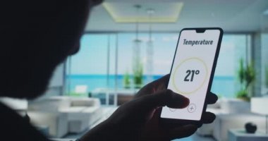 Akıllı ev teknolojisi arayüzü akıllı telefon uygulaması ekranında artırılmış gerçeklik görünümü ile daire içi nesnelerle bağlantılı nesneler, kişi tutma aygıtı.
