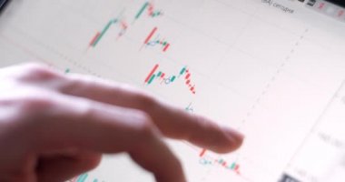 Finansal analistler dijital tablette tablolar ve grafikler görüyorlar. Ekranda Çeşitli Veri ve İstatistikler Gösteriliyor. Erkek Uzmanların Ellerine Yakın Çekim.