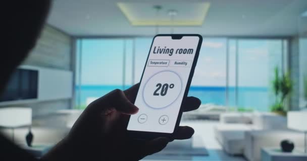 Smart-Home-Technologie-Schnittstelle auf Smartphone-App-Bildschirm mit Augmented-Reality-Ansicht des Internets der Dinge verbundene Objekte in der Wohnung Innenraum, Person Haltegerät. — Stockvideo