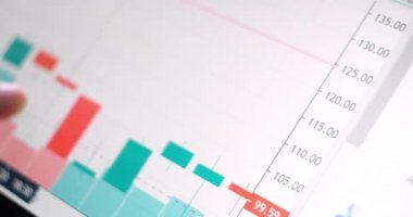 Ekran modern ticaret ve yatırım değerlendirme teknolojilerindeki grafik ve tablolardan veri analizi ve seçimi. Borsa ve borsadaki oyun..